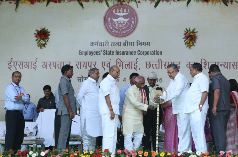 रायपुर एव्म भिलाई में 100 बिस्तरों वाले अत्याधुनिक ईएसआई अस्पतालों का शिलान्यास श्री बंडारु दत्तात्रेय, माननीय श्रम एव्म रोजगार राज्य, भारत सरकार द्वारा सोमवार दिनांक 4 अप्रैल, 2016 को रावाभाठा, रायपुर में किया गया।