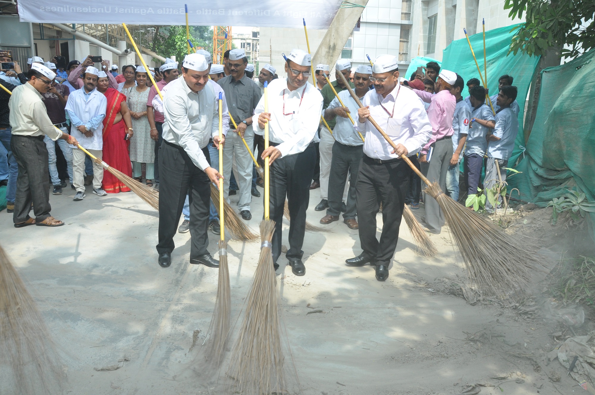 Hon’ble LEM observes “Swachhata Hi Sewa Movement“  at ESIC Model Hospital & PGIMSR, Basaidarapur, New Delhi
