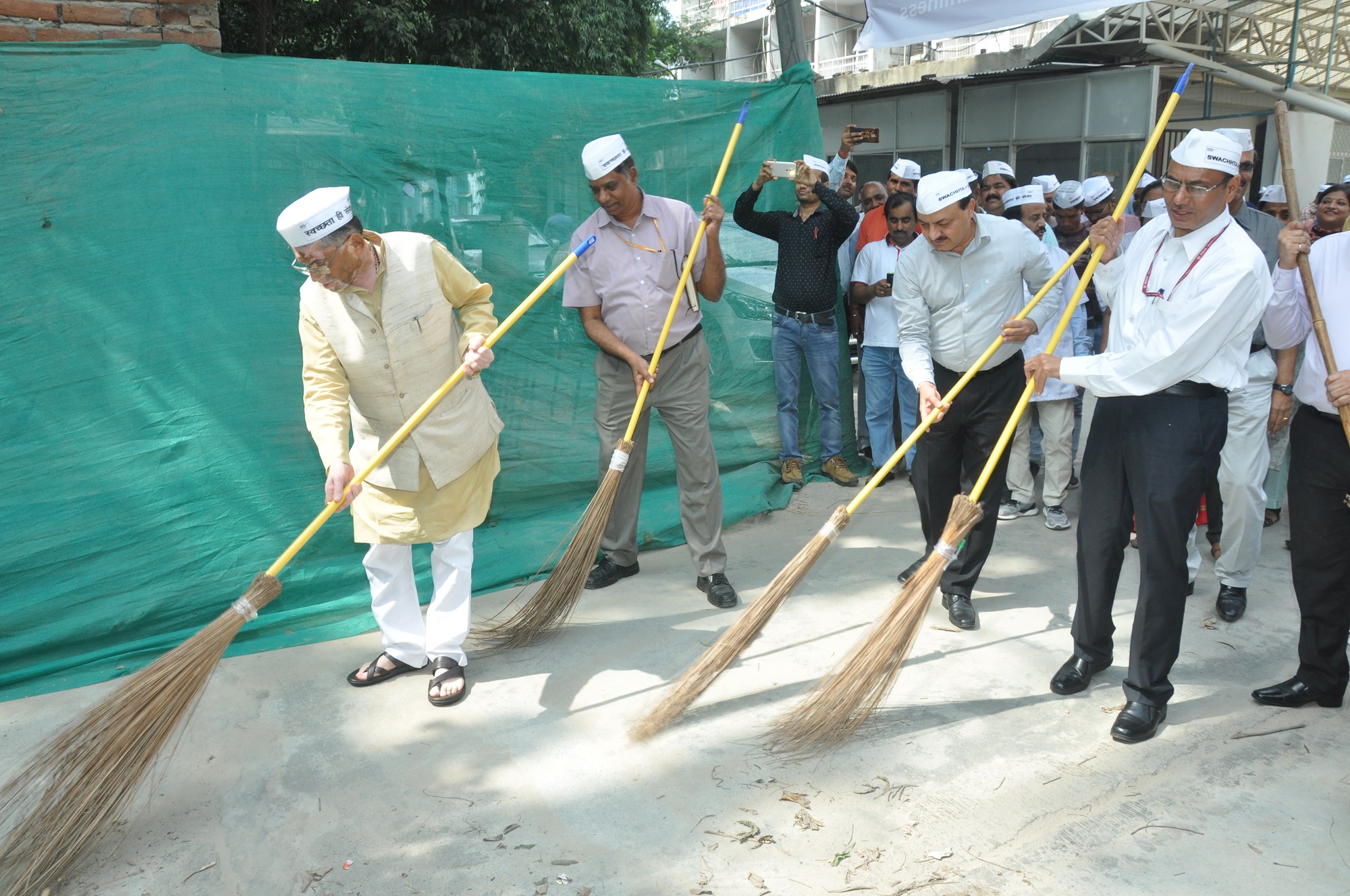 Hon’ble LEM observes “Swachhata Hi Sewa Movement“  at ESIC Model Hospital & PGIMSR, Basaidarapur, New Delhi